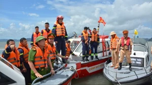 Đại tá Lê Hồng Vân, Phó Giám đốc Công an tỉnh Quảng Ninh trực tiếp chỉ đạo, động viên cán bộ chiến sĩ khắc phục khó khăn về thời tiết tìm kiếm nạn nhân mất tích. (Ảnh: Công an tỉnh Quảng Ninh)