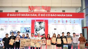 Đông đảo các bạn trẻ hào hứng đón nhận ấn phẩm đặc biệt của Báo Nhân Dân. (Ảnh: THẾ ĐẠI)
