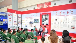 Lễ giới thiệu cuốn sách “Những bài viết về văn hóa, báo chí của Bác Hồ trên Báo Nhân Dân” tại Hội báo Toàn quốc 2025. (Ảnh: THẾ ĐẠI)