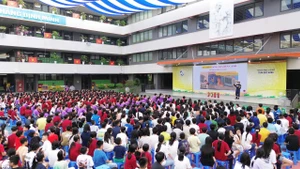Hơn 700 em học sinh khối lớp 6 và lớp 7 của Trường trung học cơ sở Trần Duy Hưng được hướng dẫn những kỹ năng cơ bản về phòng cháy, chữa cháy và cứu nạn, cứu hộ. (Ảnh: TRUNG PHẠM)