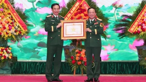 Thừa ủy quyền của Chủ tịch nước, đồng chí Đại tướng Trịnh Văn Quyết, Bí thư Trung ương Đảng, Chủ nhiệm Tổng cục Chính trị Quân đội nhân dân Việt Nam trao Huân chương Quân công hạng Nhất tặng đồng chí Đại tướng Phan Văn Giang, Ủy viên Bộ Chính trị, Phó Bí thư Quân ủy Trung ương, Bộ trưởng Quốc phòng. (Ảnh: Trọng Đức)