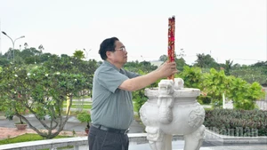 Thủ tướng Chính phủ Phạm Minh Chính dâng hương tại Nghĩa trang liệt sĩ tỉnh An Giang. (Ảnh: Thanh Giang)