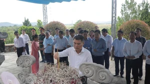 Đồng chí Lê Minh Hưng cùng các thành viên đoàn công tác dâng hương tại Khu di tích cố Tổng Bí thư Trần Phú.