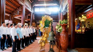 Đồng chí Lê Minh Hưng, Ủy viên Bộ Chính trị, Bí thư Trung ương Đảng, Trưởng Ban Tổ chức Trung ương và đoàn đại biểu dâng hoa, dâng hương tưởng niệm cố Tổng Bí thư Lê Hồng Phong.