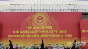 Dàn pháo lễ sẵn sàng "khai hỏa" cho buổi tổng hợp thứ 2 tại sân vận động quốc gia Mỹ Đình. (Ảnh: VĂN THỊNH)