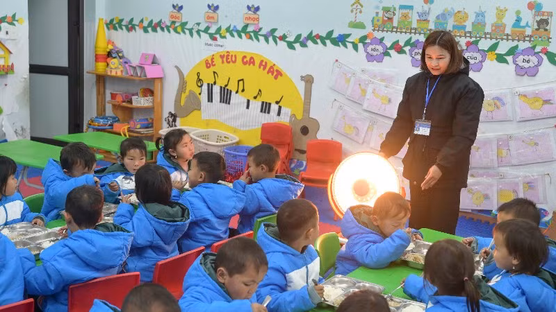 Học sinh Sa Pa được trang bị thêm quạt sưởi bảo đảm đủ ấm.