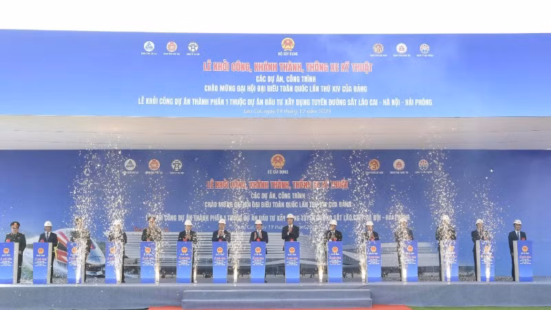 Phó Thủ tướng Chính phủ Bùi Thanh Sơn cùng các đại biểu thực hiện nghi thức khởi công dự án thành phần 1, thuộc dự án đầu tư xây dựng tuyến đường sắt Lào Cai-Hà Nội-Hải Phòng.