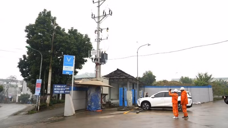 Công ty Điện lực Lào Cai tăng cường kiểm tra các trạm biến áp bảo đảm cung cấp điện cho nhân dân.