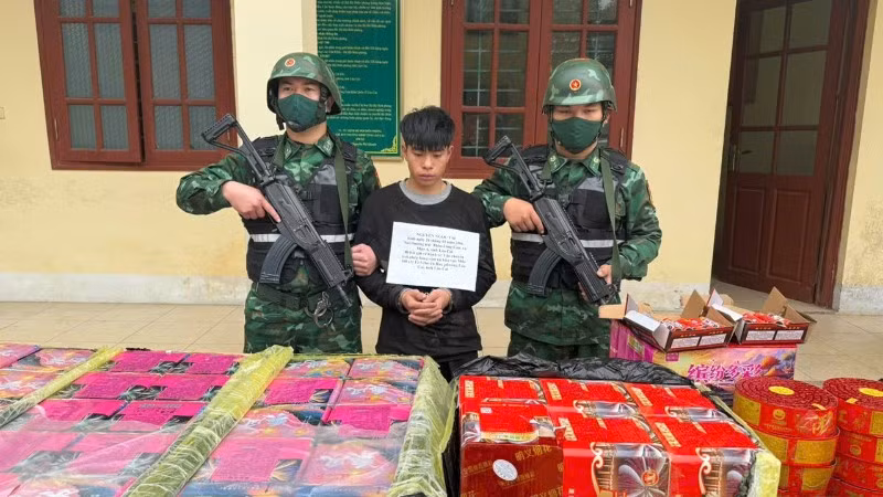 Đối tượng Nguyễn Ngọc Tài cùng tang vật.