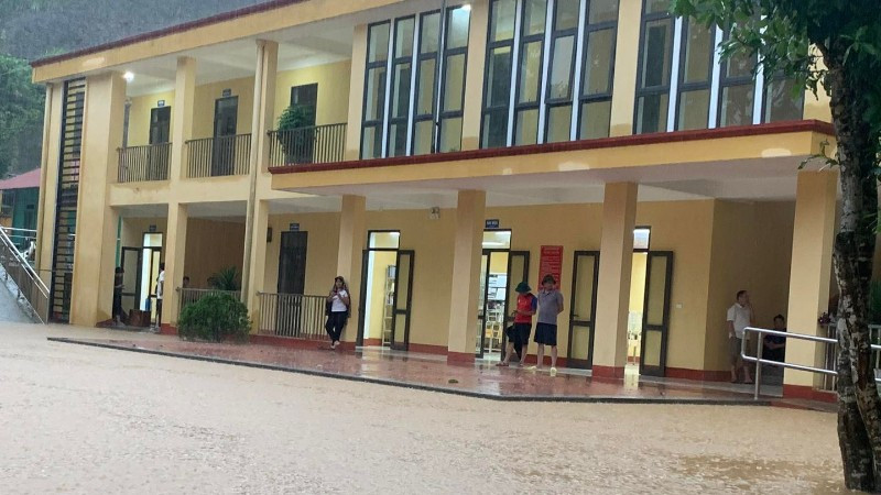 Mưa lớn gây ngập lụt tại Trường Phổ thông dân tộc bán trú Trung học cơ sở xã Mỏ Vàng.