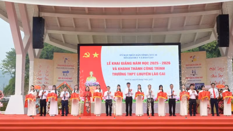 Các đại biểu cắt băng khánh thành Trường trung học phổ thông chuyên Lào Cai.