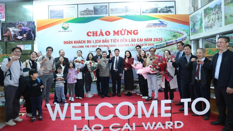 Lào Cai chào đón đoàn khách du lịch đầu tiên trong năm mới.