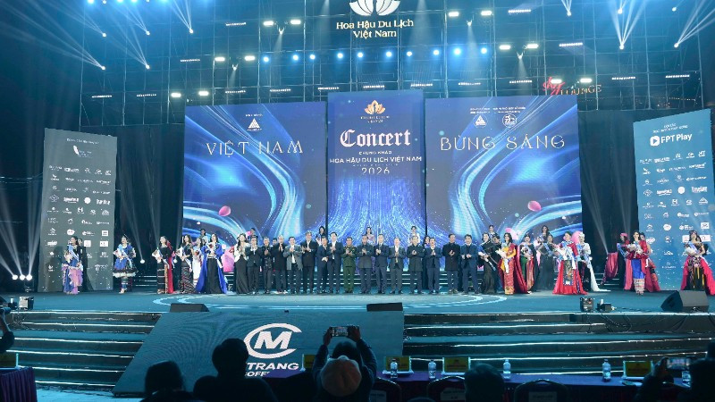 Lãnh đạo tỉnh Lào Cai và Ban tổ chức tặng hoa cho các thí sinh.