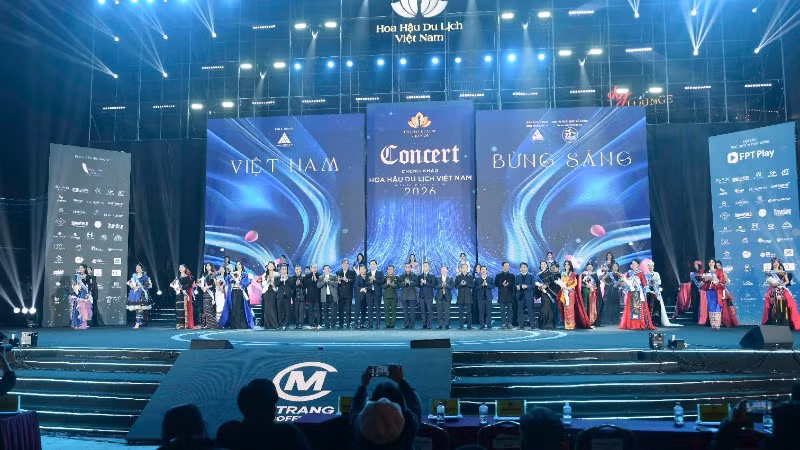 Lãnh đạo tỉnh Lào Cai và Ban tổ chức tặng hoa cho các thí sinh.