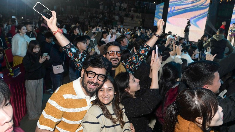 Du khách quốc tế thích thú tham gia chương trình countdown chào năm mới tại Sa Pa.