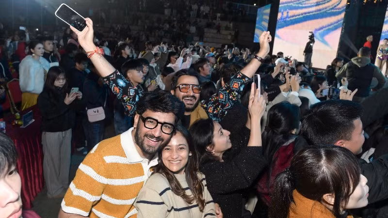 Du khách quốc tế thích thú tham gia chương trình countdown chào năm mới tại Sa Pa.