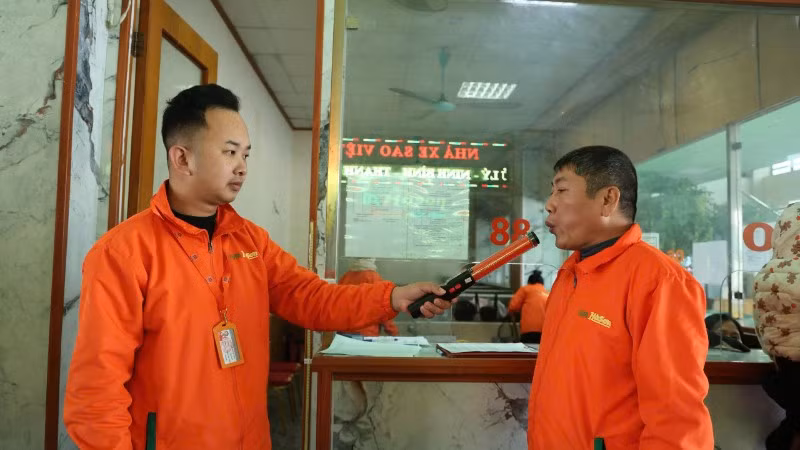 Kiểm tra nồng độ cồn của lái xe trước khi xuất bến.
