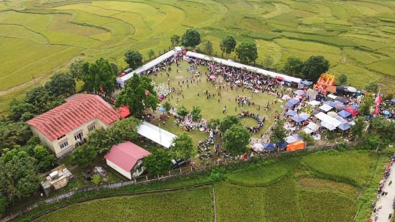 Đông đảo người dân và du khách tham gia Lễ hội cốm Hợp Thành.