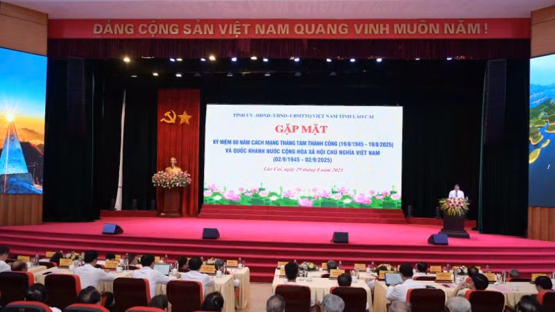 Quang cảnh buổi gặp mặt kỷ niệm 80 năm cách mạng Tháng Tám thành công và Quốc khánh 2/9.