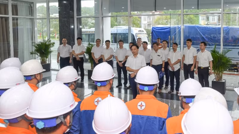 60 cán bộ điện lực Lào Cai lên đường hỗ trợ Nghệ An khắc phục hậu quả mưa bão.