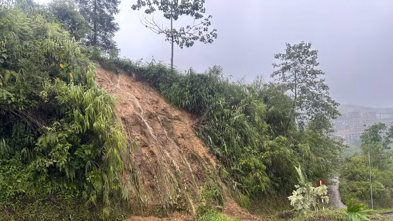 Mưa lớn gây sạt lở đất đá trên các tuyến đường.