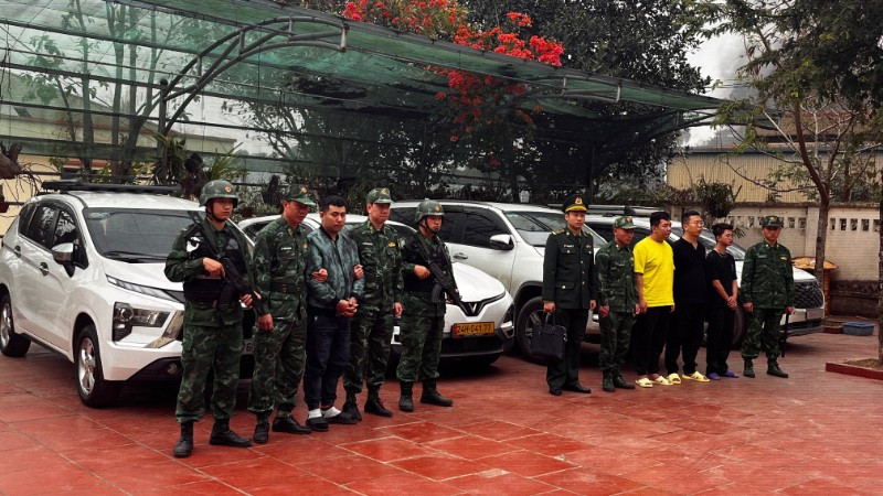 Các đối tượng cùng tang vật bị bắt giữ.