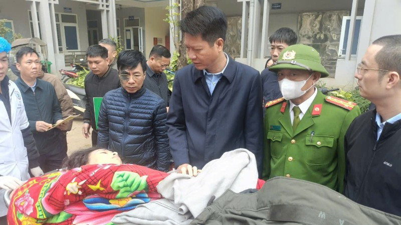 Đồng chí Nguyễn Thế Phước, Phó Chủ tịch Thường trực Ủy ban nhân dân tỉnh Lào Cai thăm hỏi các nạn nhân bị thương trong vụ tai nạn.