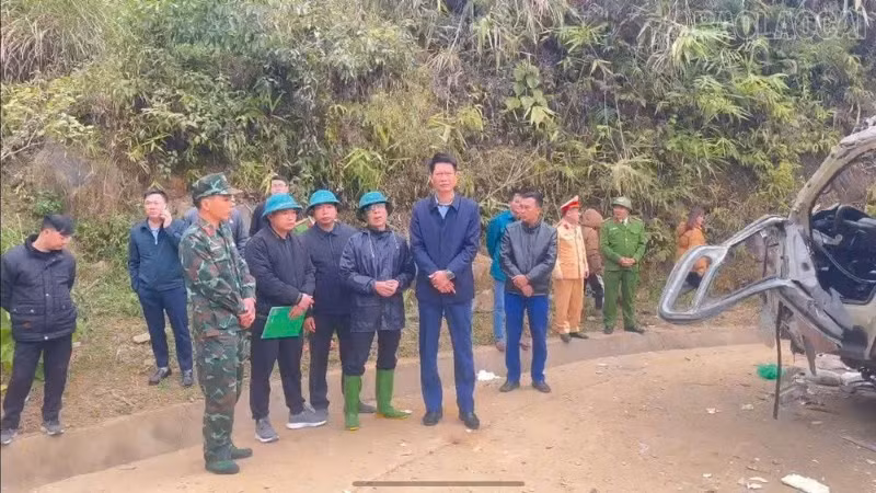 Phó Chủ tịch Thường trực Ủy ban nhân dân tỉnh Lào Cai Nguyễn Thế Phước trực tiếp đến hiện trường chỉ đạo công tác khắc phục hậu quả.