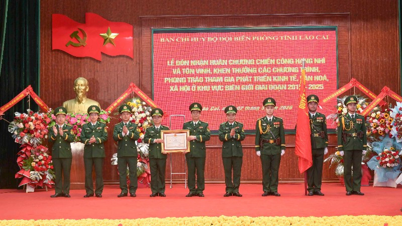 Thiếu tướng Nguyễn Văn Thiện, Phó Tư lệnh Bộ đội Biên phòng thừa ủy quyền của Chủ tịch nước trao tặng Huân chương Chiến công hạng Nhì cho Ban Chỉ huy Bộ đội Biên phòng tỉnh Lào Cai.