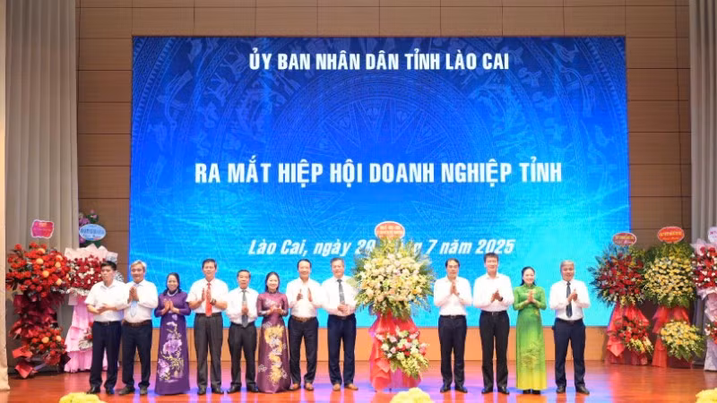 Lãnh đạo tỉnh Lào Cai tặng hoa chúc mừng Hiệp hội doanh nghiệp tỉnh.