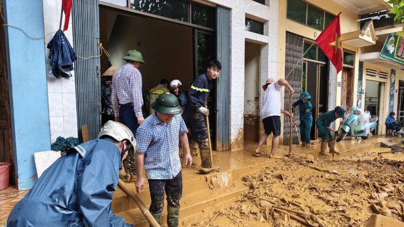 Lực lượng chức năng phường Cam Đường hỗ trợ nhân dân khắc phục hậu quả bão số 10.