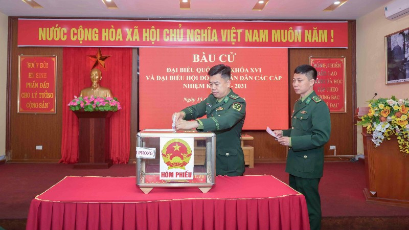 Lãnh đạo Đồn Biên phòng Cửa khẩu quốc tế Lào Cai bỏ phiếu bầu cử.