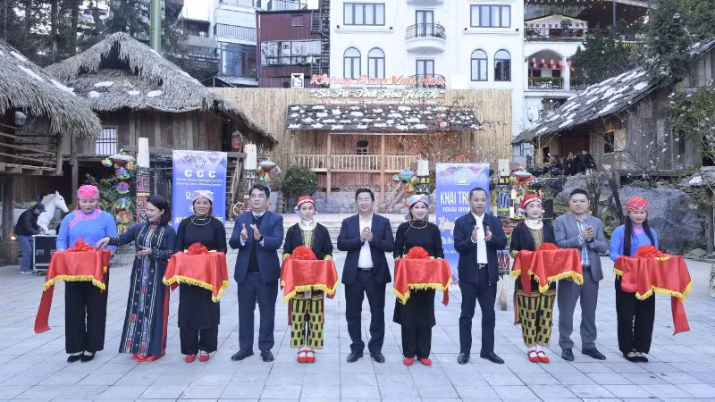 Các đại biểu cắt băng khai mạc không gian văn hóa “Sa Pa tinh hoa hội tụ”.