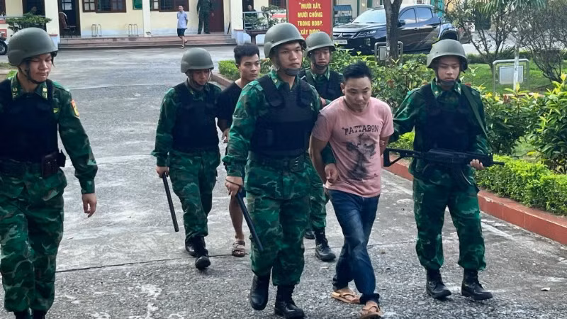 Bộ đội Biên phòng Lào Cai áp giải các đối tượng phạm tội đưa người nhập cảnh trái phép.