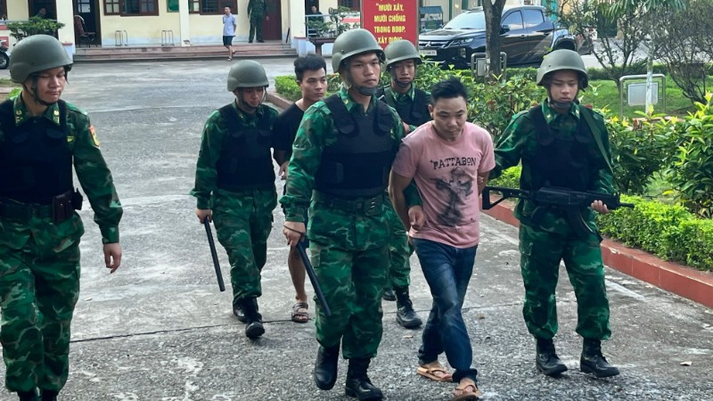 Bộ đội Biên phòng Lào Cai áp giải các đối tượng phạm tội đưa người nhập cảnh trái phép.