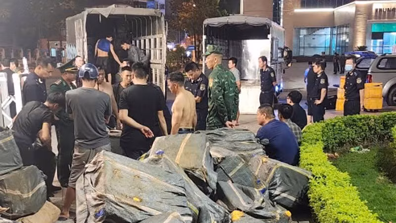 Lực lượng chức năng tạm giữ hơn 10 tấn hàng thực phẩm đông lạnh không rõ nguồn gốc.