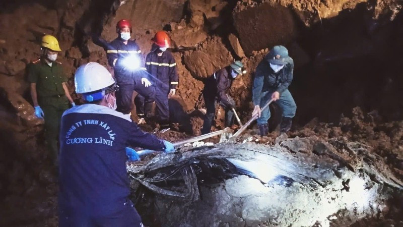 Lực lượng chức năng xuyên đêm tìm kiếm các nạn nhân.