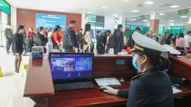 Hệ thống máy đo thân nhiệt giám sát tình trạng sức khỏe khi thực hiện các thủ tục xuất, nhập cảnh.