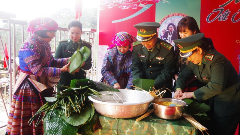 Cán bộ, chiến sĩ Bộ đội Biên phòng và nhân dân tham gia gói bánh chưng đón Tết.