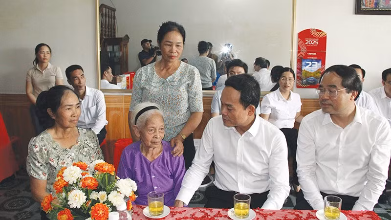 Đồng chí Trần Lưu Quang, Bí thư Trung ương Đảng, Trưởng Ban Chính sách, chiến lược Trung ương thăm, tặng quà các gia đình chính sách.