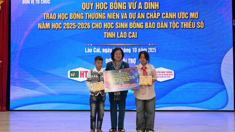 Đồng chí Trương Mỹ Hoa, nguyên Bí thư Trung ương Đảng, nguyên Phó Chủ tịch nước trao học bổng dự án “Chắp cánh ước mơ” cho 2 em học sinh dân tộc thiểu số, Đồn Biên phòng Pha Long.