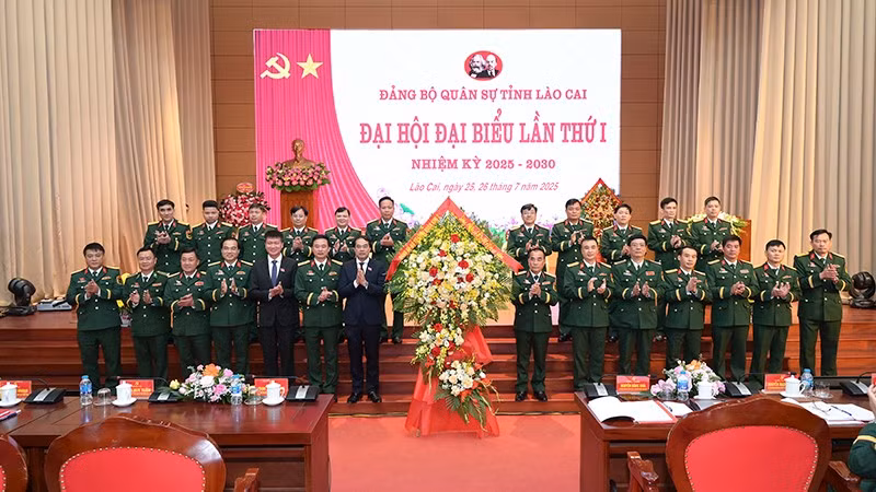 Đại biểu cấp trên tặng hoa chúc mừng Ban chấp hành Đảng bộ Quân sự tỉnh Lào Cai, nhiệm kỳ 2025-2030.