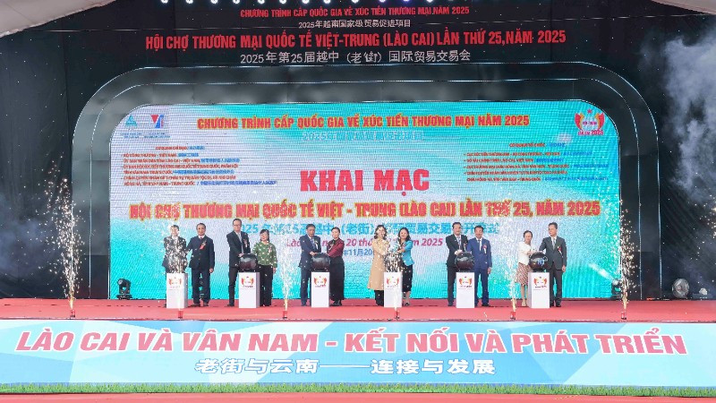 Các đại biểu thực hiện nghi thức khai mạc hội chợ.