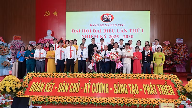 Ban Chấp hành Đảng bộ xã Bản Xèo gồm 28 đồng chí.