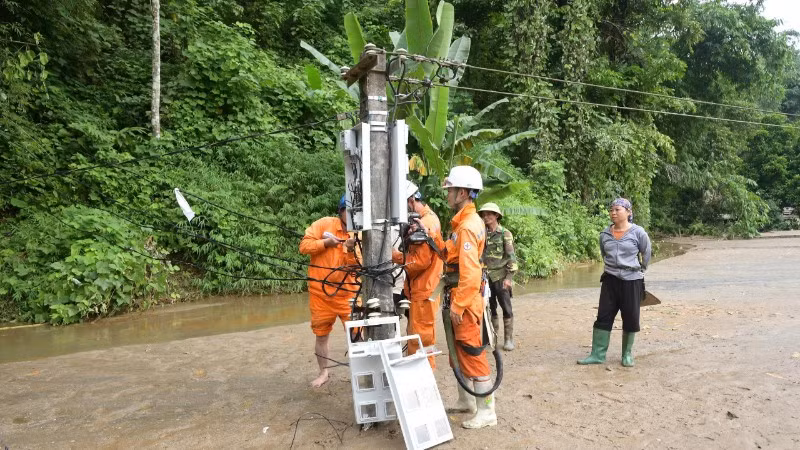 Cán bộ điện lực Lào Cai khắc phục sự cố do thiên tai.