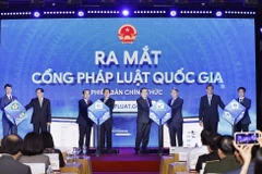 Chủ tịch Quốc hội Trần Thanh Mẫn và các đại biểu ấn nút ra mắt Cổng Pháp luật quốc gia phiên bản chính thức.