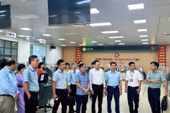 Đoàn công tác của Bộ Khoa học và Công nghệ đi kiểm tra thực tế tại Trung tâm Phục vụ Hành chính công tỉnh Hà Tĩnh.