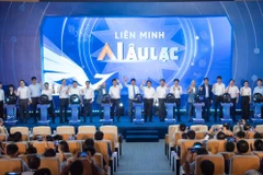 Các thành viên bấm nút ra măt Liên minh AI Âu Lạc.