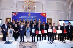 Ông Phạm Minh Tuấn, Phó Tổng giám đốc Tập đoàn FPT (đứng thứ 5 từ phải sang), ông Mark Lloyd Scrivens, Giám đốc FPT Vương quốc Anh, Tập đoàn FPT (đứng thứ 4 từ phải sang) và ông Todd L. Kline, Chủ tịch phụ trách thương mại của CLB Chelsea (đứng thứ 3 từ phải sang) trao thỏa thuận hợp tác trước sự chứng kiến của Tổng Bí thư. Ảnh TTXVN