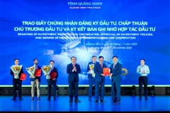Đại diện Tập đoàn FPT nhận chứng nhận đăng ký đầu tư dự án xây dựng Khu Công nghệ số tập trung và khu phụ trợ tại Quảng Ninh.